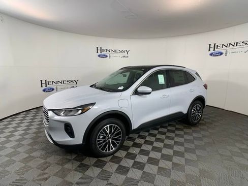 Used 2025 Ford Escape SE image 2