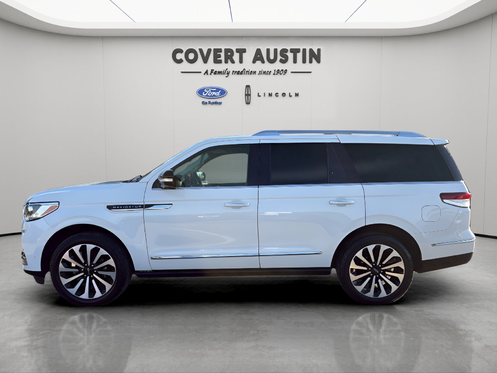 Used 2024 Lincoln Navigator Reserve AWD/4WD image 2