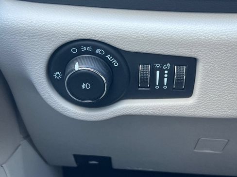 Used 2024 Chrysler Pacifica Limited FWD image 36