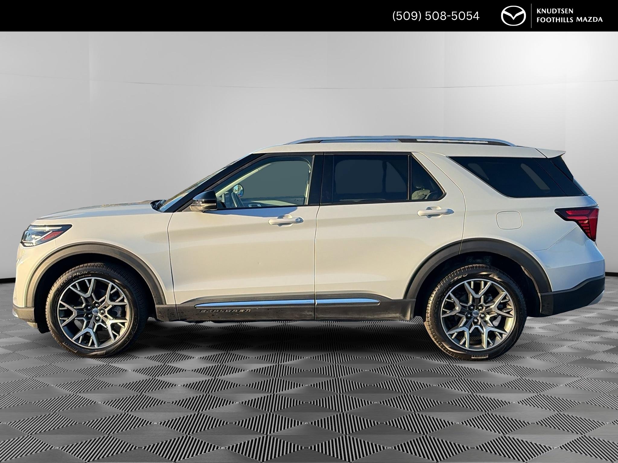 Used 2025 Ford Explorer Platinum w/ Ultimate Package AWD/4WD image 4