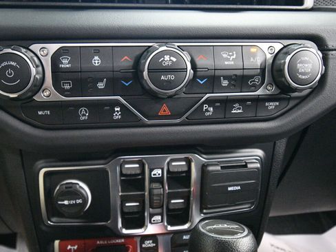 Used 2024 Jeep Gladiator Mojave w/ Technology Group AWD/4WD image 17