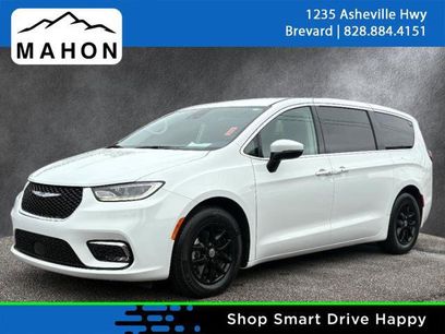 Used 2023 Chrysler Pacifica Touring-L