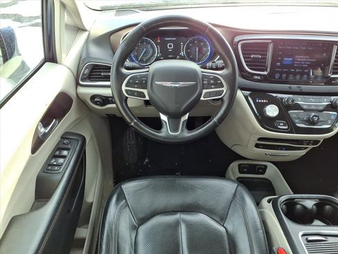 Used 2017 Chrysler Pacifica Touring-L Plus w/ Tire & Wheel Group image 11