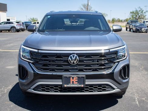 Used 2024 Volkswagen Atlas Cross Sport SE image 2