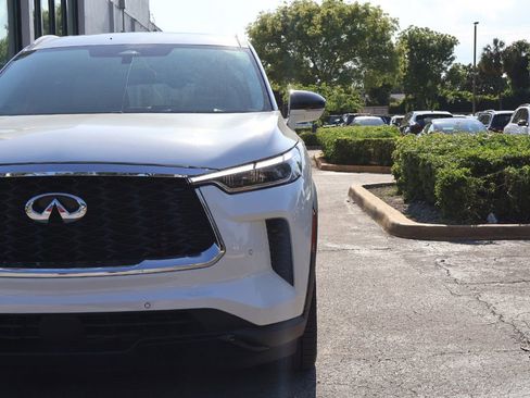 Used 2023 INFINITI QX60 Luxe w/ Vision Package FWD image 16