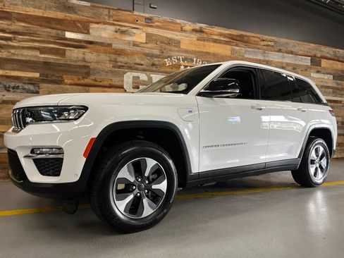 Used 2022 Jeep Grand Cherokee Limited 4xe w/ Luxury Tech Group II AWD/4WD image 13