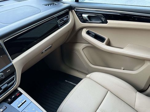Certified 2025 Porsche Macan AWD/4WD image 30