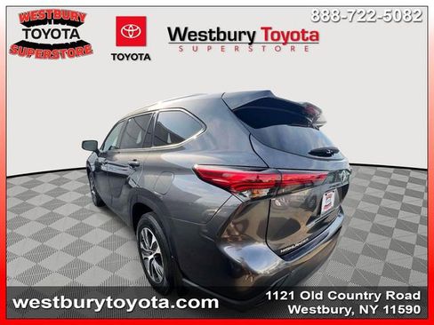 Used 2022 Toyota Highlander XLE AWD/4WD image 12