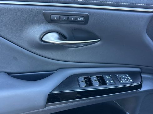Certified 2025 Lexus ES 300h w/ Premium Package image 12