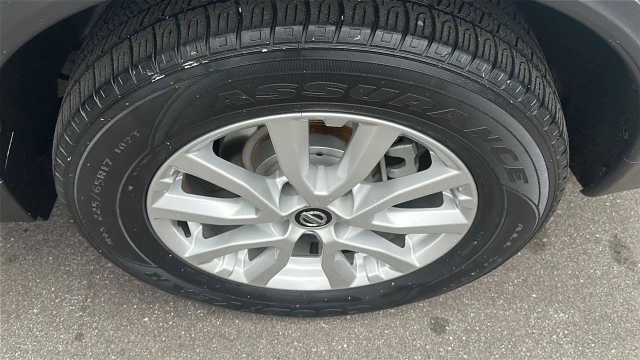 Used 2017 Nissan Rogue SV w/ SV Premium Package AWD/4WD image 19