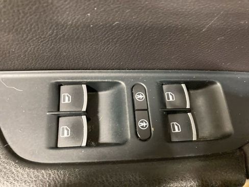 Used 2016 Volkswagen Touareg Sport image 12