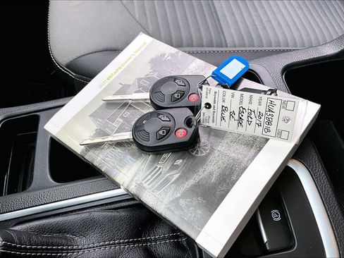 Used 2017 Ford Escape SE w/ SE Sport Appearance Package image 14