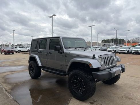 Used 2018 Jeep Wrangler Unlimited Sahara w/ Connectivity Group image 5