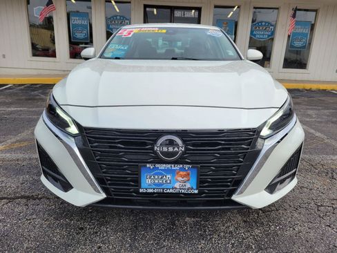 Used 2023 Nissan Altima 2.5 SV FWD image 2