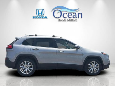 Used 2017 Jeep Cherokee Limited AWD/4WD image 2