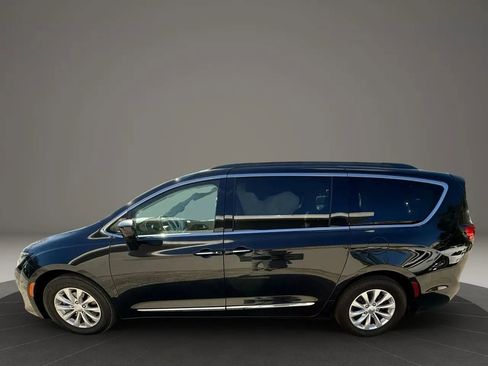 Used 2017 Chrysler Pacifica Touring-L image 2