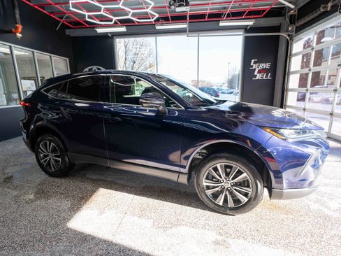 Used 2022 Toyota Venza LE image 5