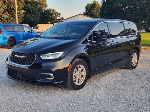 Used 2023 Chrysler Pacifica Touring-L FWD image 1