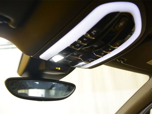 Used 2018 Porsche Macan image 26