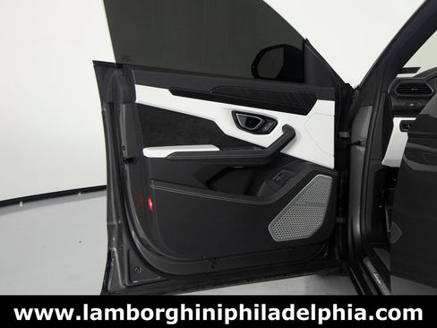 Used 2022 Lamborghini Urus AWD/4WD image 11