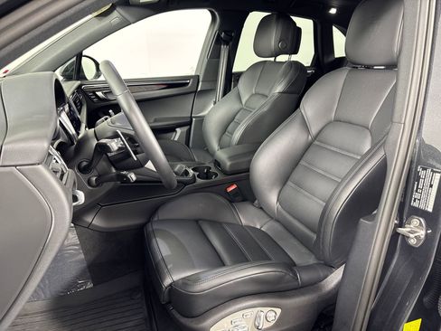 Certified 2025 Porsche Macan image 5