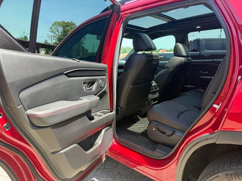 Used 2025 Honda Pilot Black Edition image 17