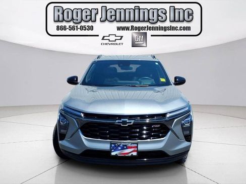 Used 2024 Chevrolet Trax RS w/ Sunroof Package FWD image 7
