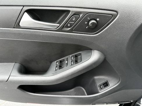 Used 2012 Volkswagen Jetta SE FWD image 12
