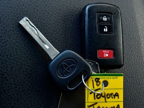 Used 2018 Toyota Tacoma TRD Sport w/ Technology Package AWD/4WD image 25