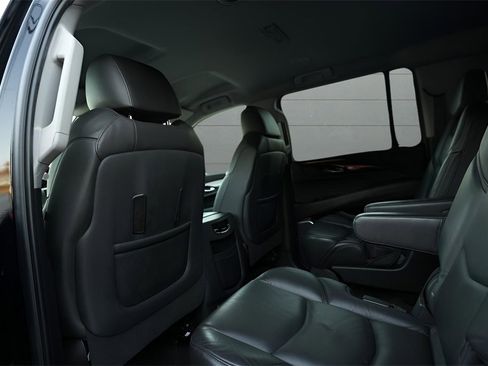 Used 2020 Cadillac Escalade ESV 4WD image 29