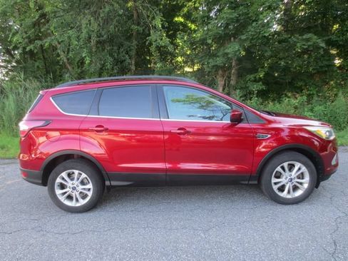 Used 2017 Ford Escape SE w/ Equipment Group 201A AWD/4WD image 10