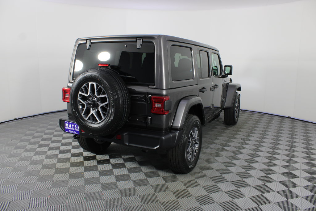 Used 2026 Jeep Wrangler Unlimited Sahara AWD/4WD image 7