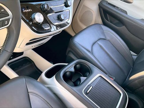 Used 2024 Chrysler Pacifica Touring-L image 15