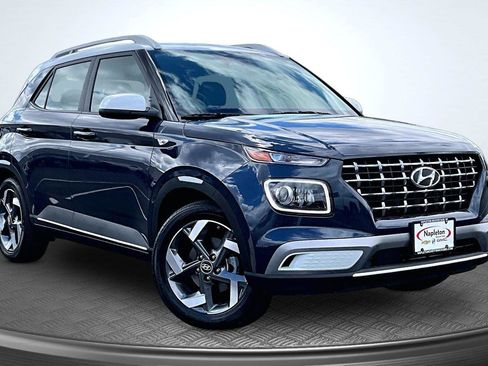 Used 2024 Hyundai Venue Limited FWD image 12