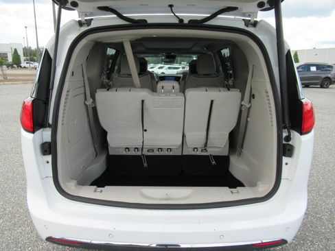 Used 2017 Chrysler Pacifica Platinum FWD image 37