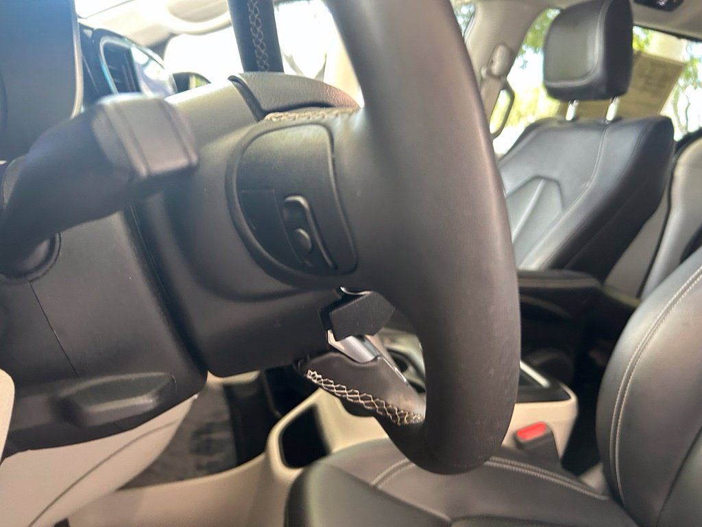 Used 2024 Chrysler Pacifica Touring-L FWD image 41