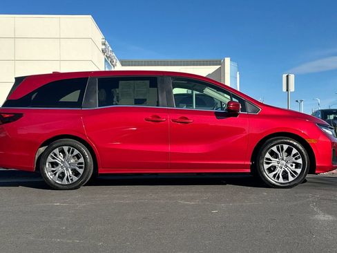 Used 2025 Honda Odyssey Touring image 2