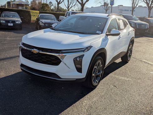 Used 2025 Chevrolet Trax LT w/ LT Convenience Package image 5