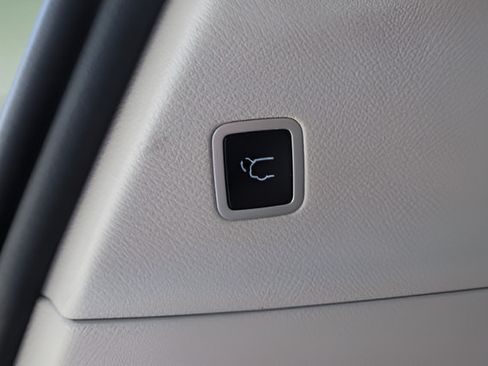 Used 2023 Chrysler Pacifica Touring-L FWD image 10