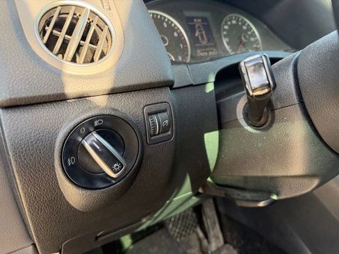 Used 2011 Volkswagen Tiguan S image 11