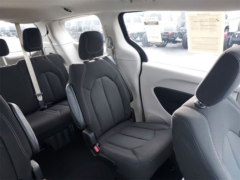 Used 2023 Chrysler Voyager LX image 14