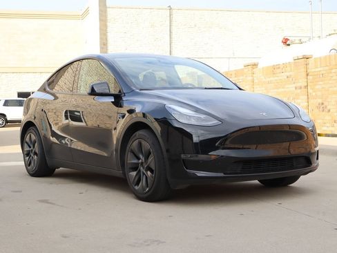 Used 2025 Tesla Model Y Long Range RWD image 2