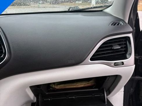 Used 2019 Jeep Cherokee Limited FWD image 34