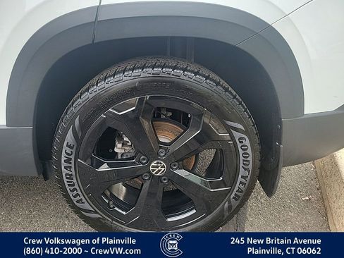 Certified 2025 Volkswagen Taos SE image 18