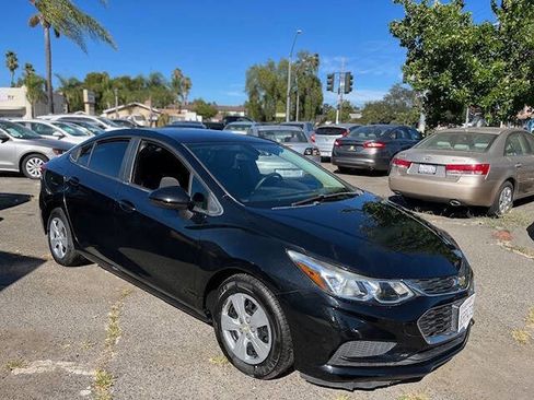 Used 2018 Chevrolet Cruze LS image 3