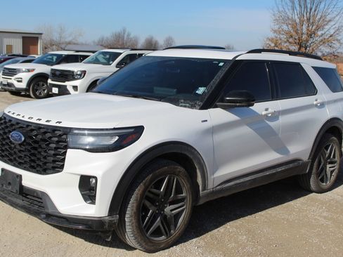 Used 2025 Ford Explorer ST-Line w/ Premium Package image 2