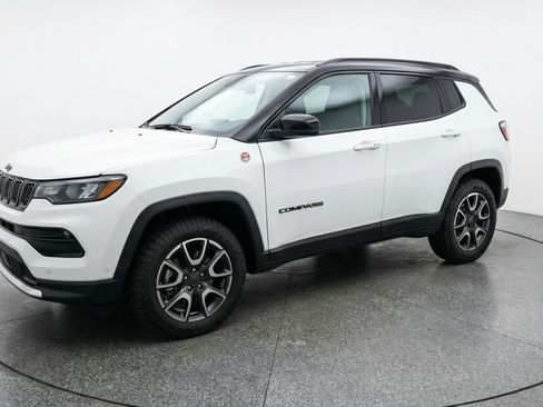 Used 2025 Jeep Compass Trailhawk AWD/4WD image 3