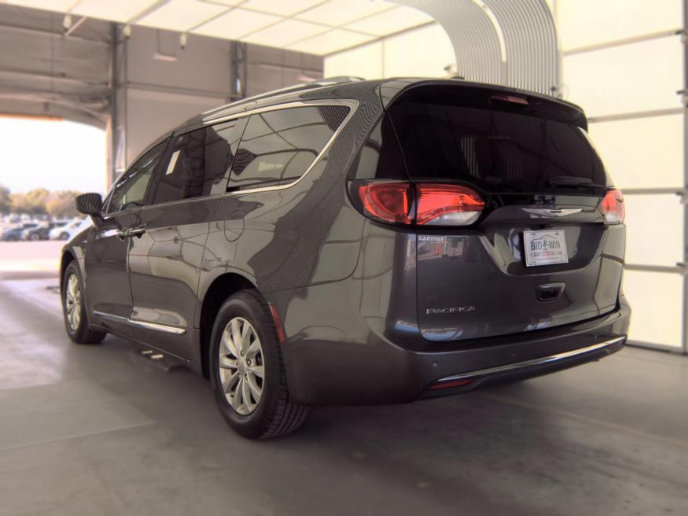 Used 2018 Chrysler Pacifica Touring-L Plus FWD image 4