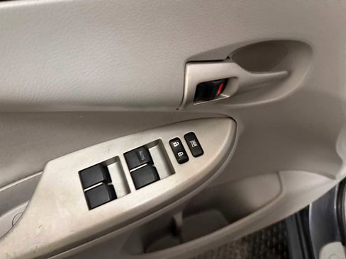 Used 2013 Toyota Corolla LE image 21