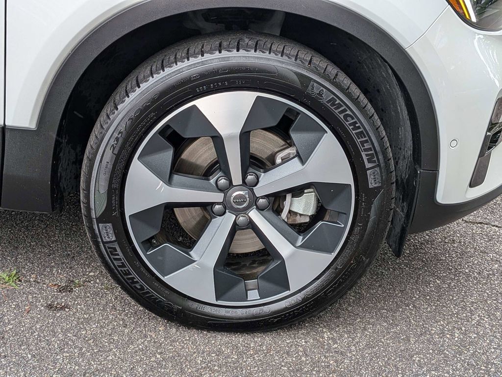 Certified 2026 Volvo XC40 B5 Plus AWD/4WD image 10